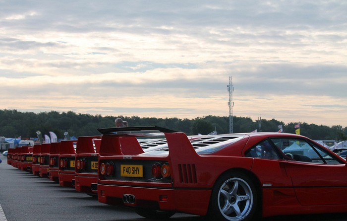 Người hâm mộ thực sự bị choáng ngợp trước hình ảnh 58 chiếc siêu xe Ferrari F40 dàn trận trên một đường đua.